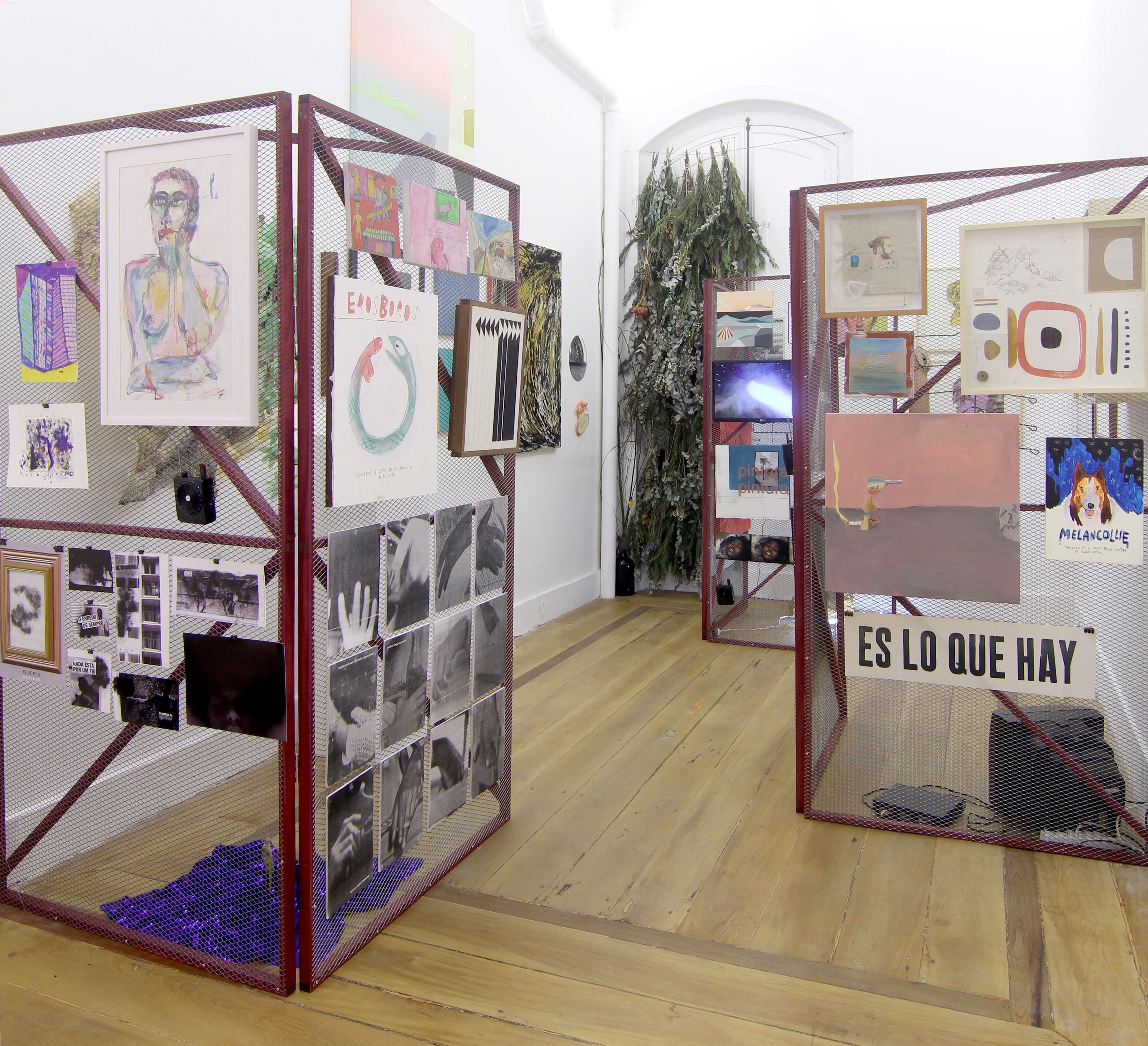 Vista da exposição 'THE UNIQUE INSTITUTIONAL CRITIQUE POP-UP BOUTIQUE', 2016